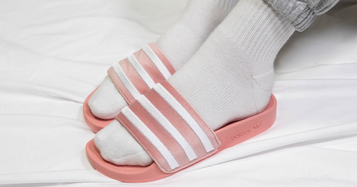 Delegeren Buiten adem Discrimineren adidas Adilette W Velvet (pink / white) | 43einhalb Sneaker Store